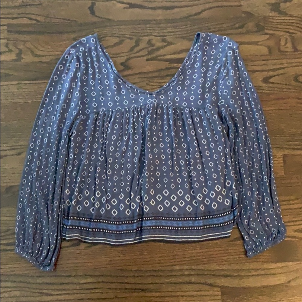 2 shirts for 1!!! Women’s pattern low neck top!